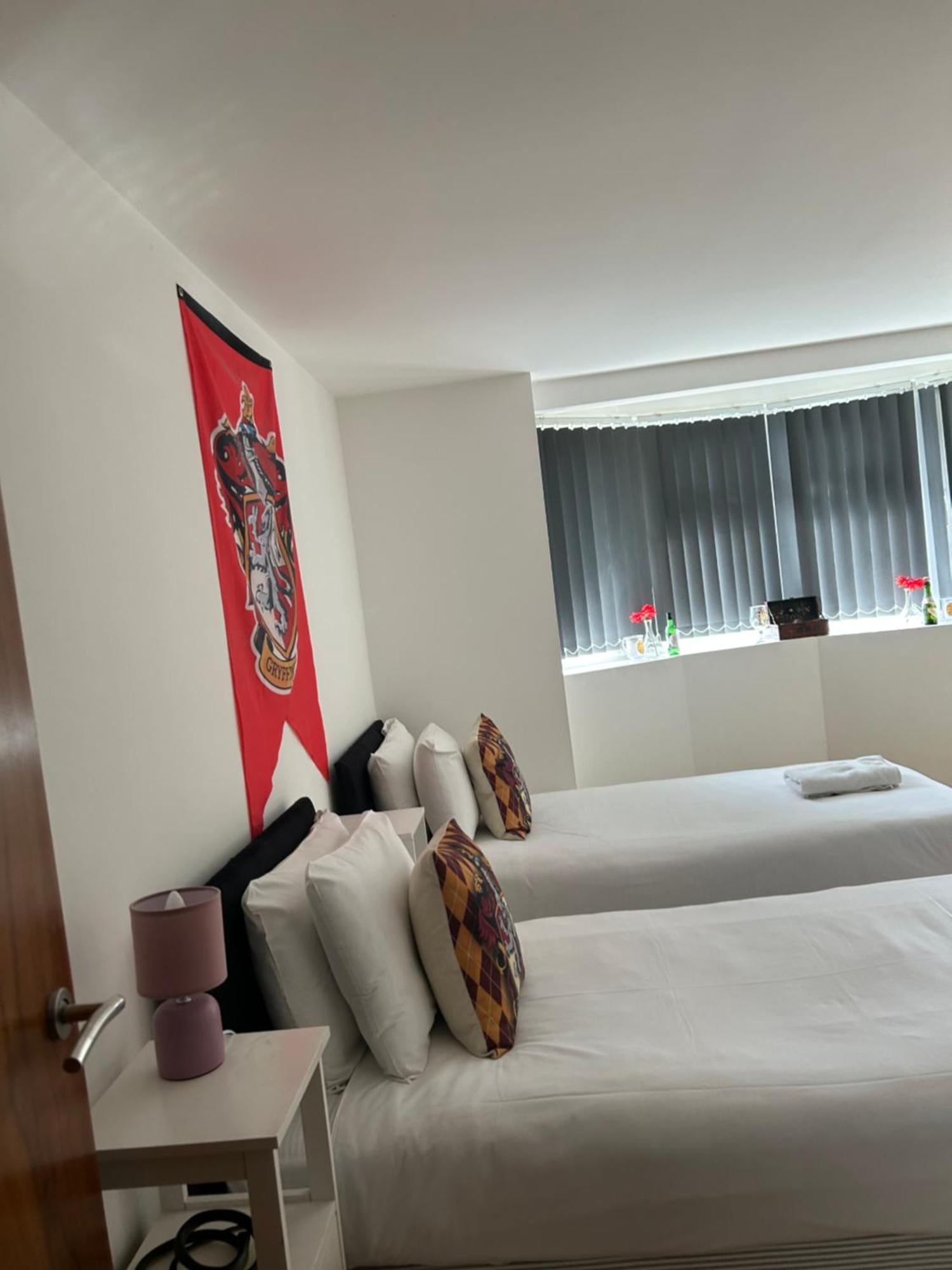 Apartamento de 1000 m2 com 3 quarto Watford  Exterior foto